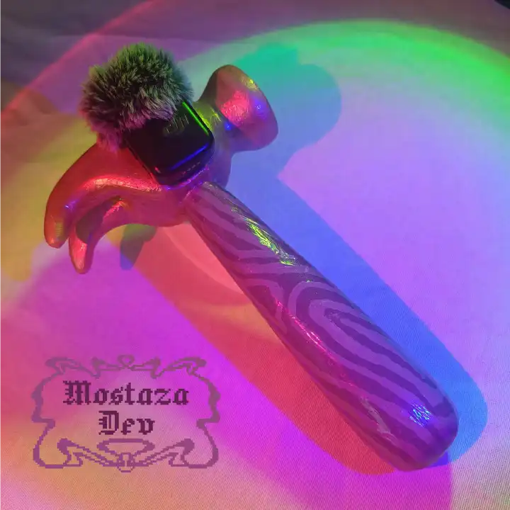 Fotografía del martillo de la forja impreso con un mini microfóno adherido magneticamente.