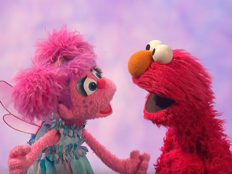 Abby con Elmo, no son muppets pero el concepto es el mismo.