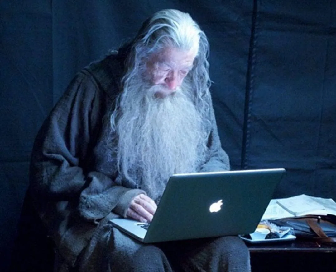 Ian McKellen, actor que interpteto a Gandalf, usando una MacBook durante el rodaje de la pelicula, en vestuario completo
