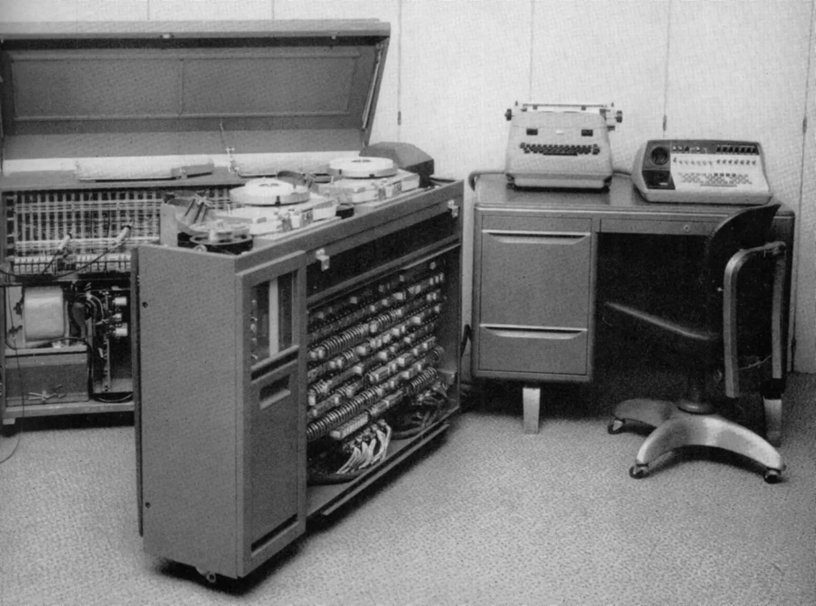 Una IBM 610 con sus tripas expuestas.