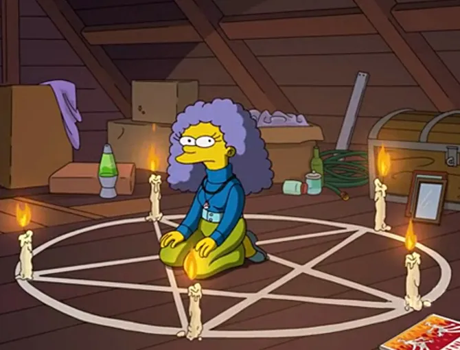 Frame de la casita del terror XXII de los Simpson, se ve a una de las gemelas, hermanas mayores de Marge (Patty o Selma) en edad adolescente, hincada sobre un pentagrama rodeado de velas.